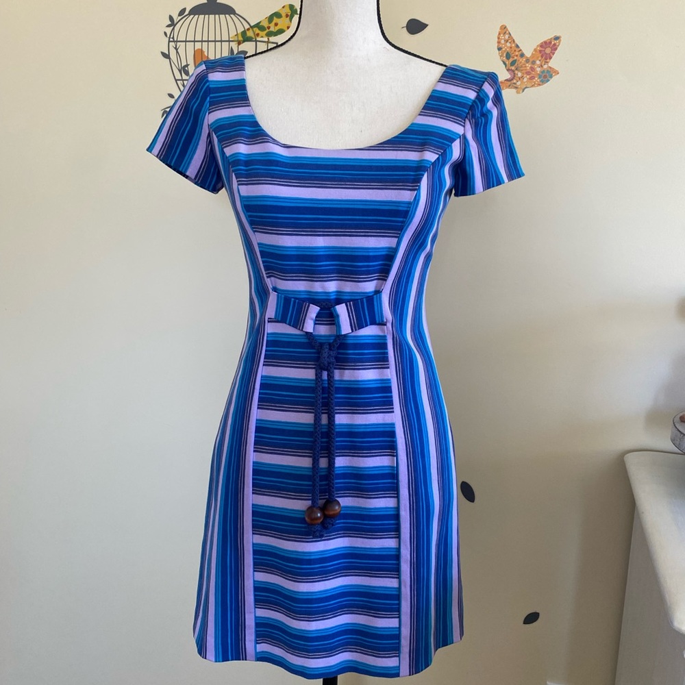 Beautiful blue and violet colors. Rich quality fully lined Size 4